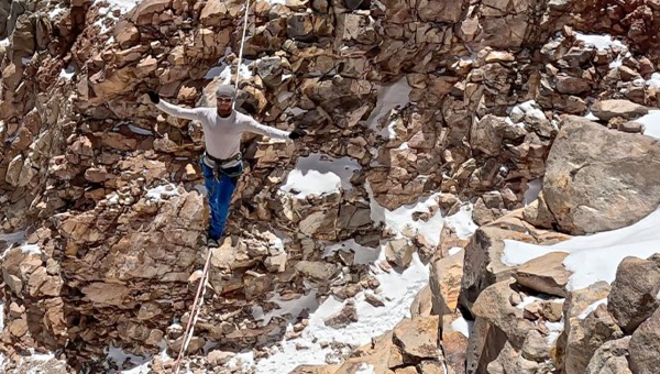Экстремальная прогулка над вершиной вулкана стала новым мировым рекордом