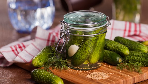 К огурчикам на зиму вместо уксуса добавьте эту ягоду — поразитесь вкусу и красоте заготовки