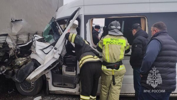 Автобус с туристами из Подмосковья врезался в фуру в Северной Осетии