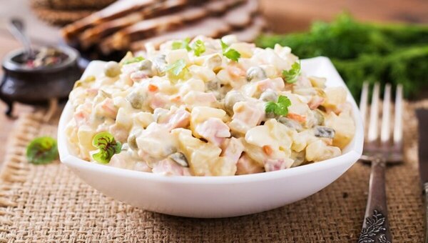 Салат оливье без этого привычного компонента будет ещё вкуснее