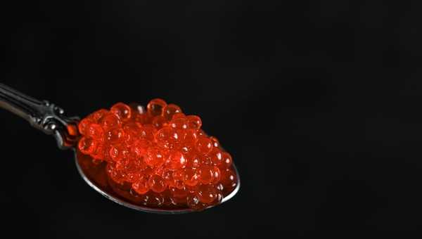 Стала известна стоимость красной икры к Новому году