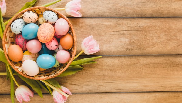 Натурально и недорого: 9 простейших способов покрасить яйца на Пасху