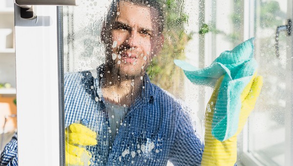 Опытные хозяйки моют окна только так – про разводы они и не вспоминают 