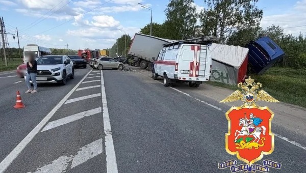 Грузовик протаранил 8 легковых авто на А-108 в Подмосковье