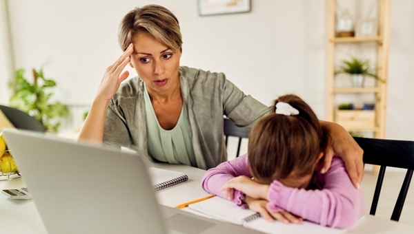 Сколько родителей делают уроки вместе с детьми: данные опроса удивляют