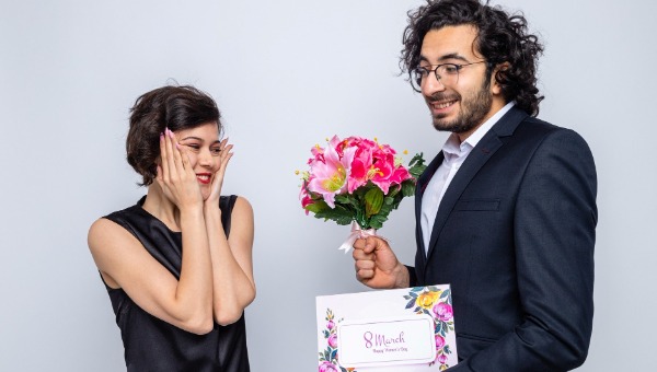 Три коротких поздравления для женщин 8 марта — для коллег, знакомых и близких