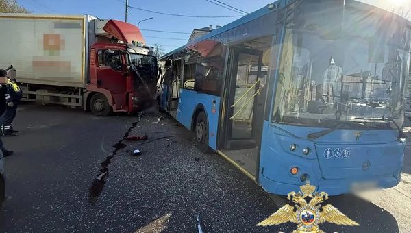 Грузовик въехал в автобус с людьми в Подмосковье