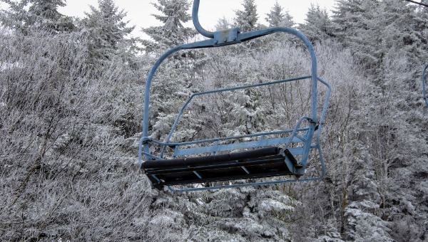 Люди застряли в мороз на подъемнике в Подмосковье