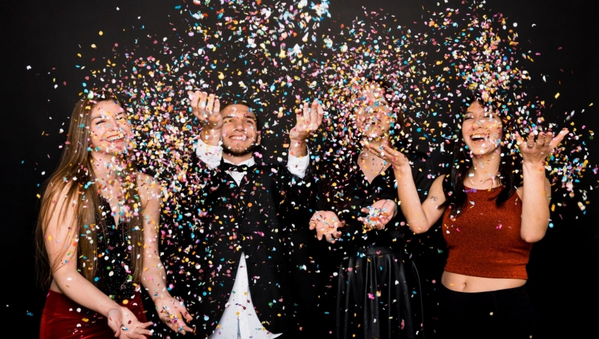 Жители Серпухова организовали странный бизнес: ходят на свадьбу за еду и веселье