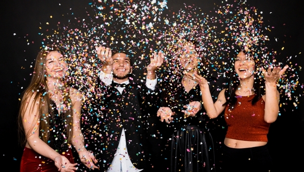 Жители Серпухова организовали странный бизнес: ходят на свадьбу за еду и веселье