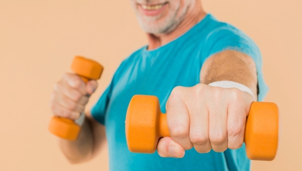 Учёные назвали два ключевых возраста, когда двигательная активность спасает мозг