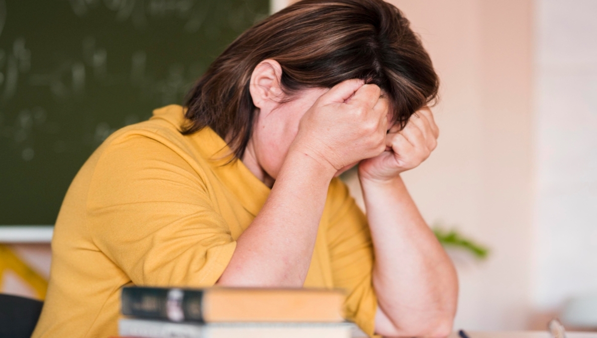 Школьница зло подшутила над учительницей и теперь должна крупную сумму по суду