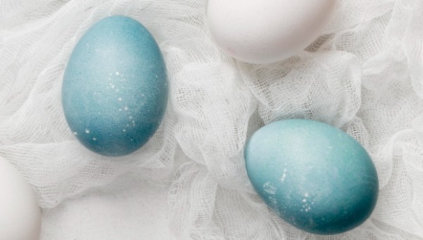 Как покрасить голубые яйца на Пасху без химии