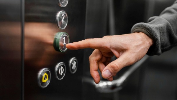 Лифт повёл себя дико и нанёс травмы мужчине в Подмосковье