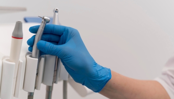 На сколько за год подорожали услуги стоматологов в России