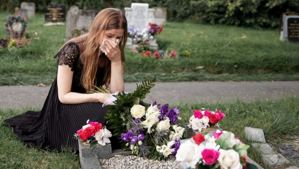 Священник рассказал, какое популярное выражение нельзя говорить о покойном в православии