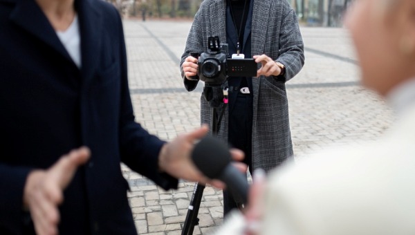 Заводчик породистых собак из Чехова пнул в живот журналиста