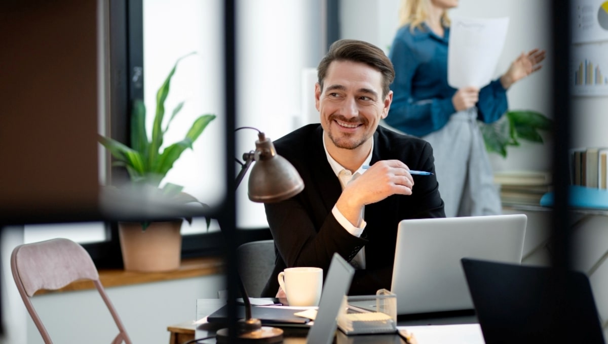 Не только на хлеб с маслом. Названы самые денежные профессии России на данный момент