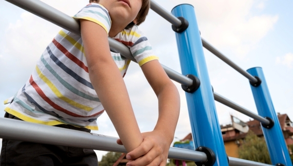 Сбросила с турника и ударила. Женщина напала на первоклассника в Подмосковье