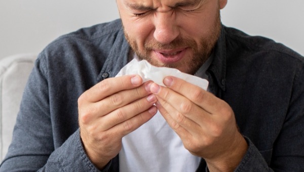 Молодой мужчина в Подмосковье чихнул так, что сломал себе гортань