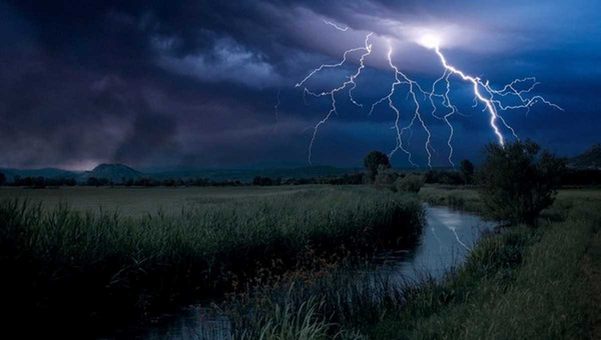 Молния убила троих людей в Оке под Тулой