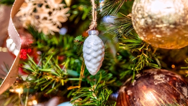 Ёлочные игрушки по цене квартиры в Подмосковье продают на сайтах объявлений