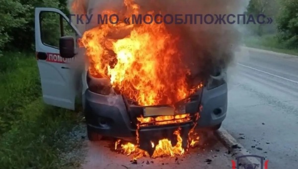 Автомобиль cкорой помощи сгорел в Подмосковье на ходу