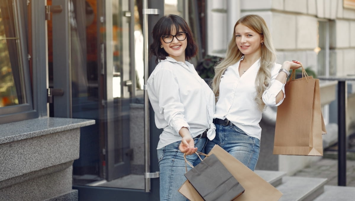 Ветровка такого цвета — самая модная вещь предстоящей осенью 2025