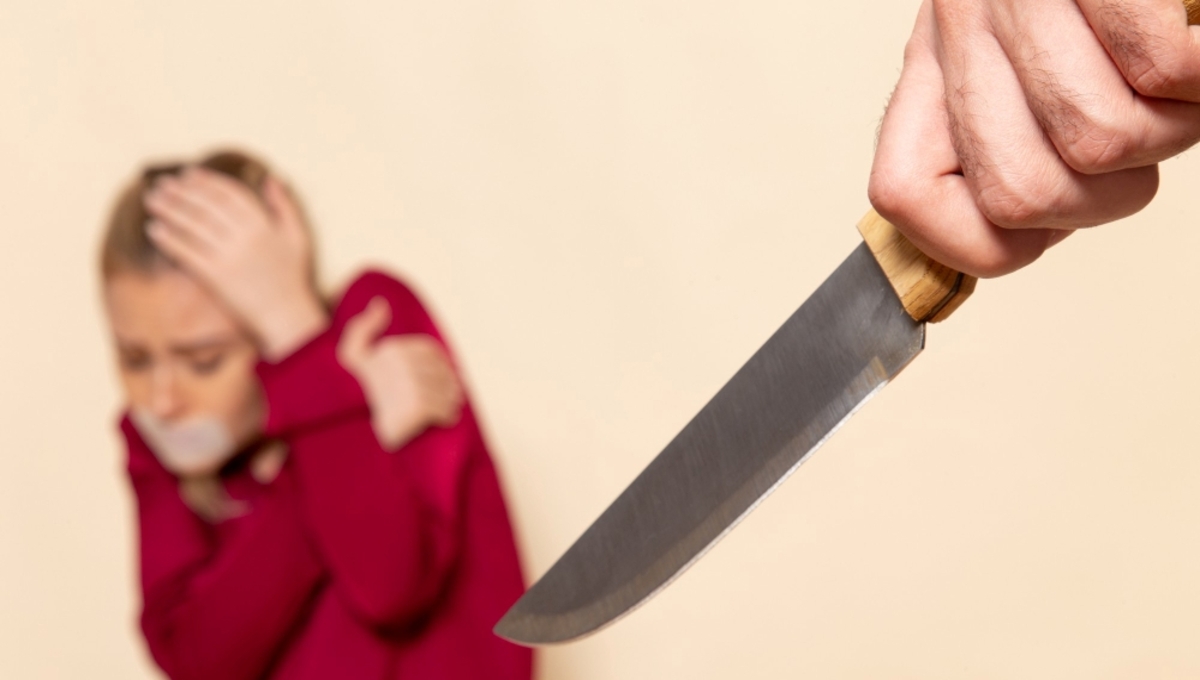 Разбойники с ножом напали на двух женщин в Подмосковье