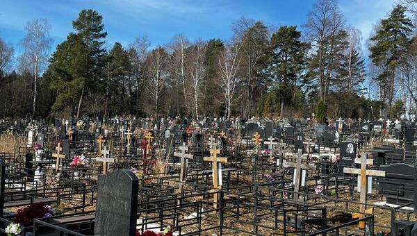 В этот день верующие должны постараться навестить родных на кладбище