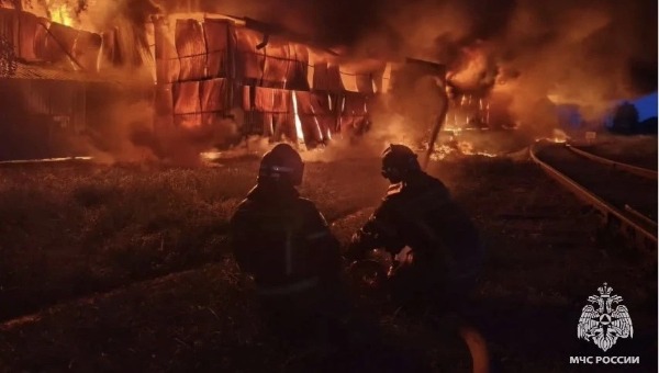 Огонь уничтожил большую часть крупного предприятия в Подмосковье