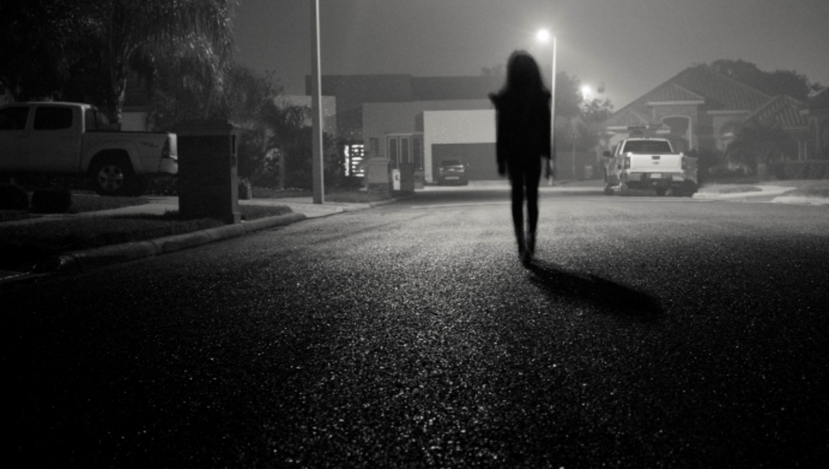 В Серпухове во дворе дома порезали женщину