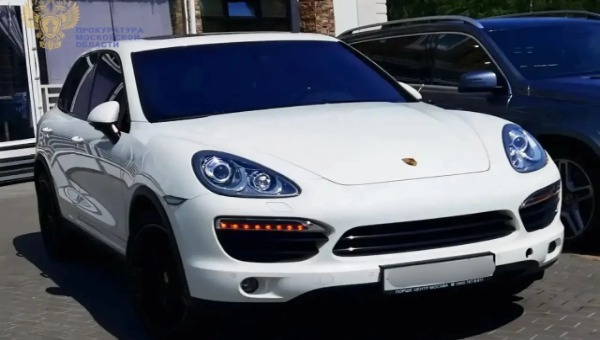 У автоледи Вероники из Подмосковья конфисковали «Порш Кайен»