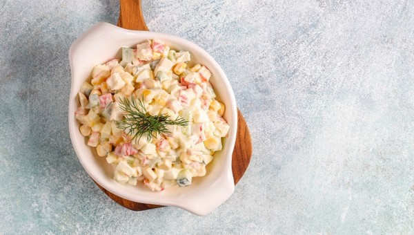 В крабовом салате в популярной сети нашли кишечную палочку