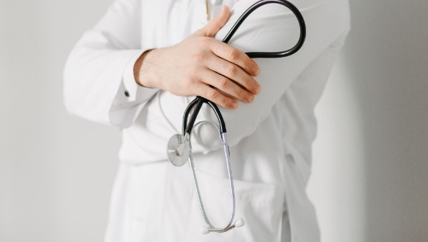 Названа средняя зарплата врачей и медсестёр в России