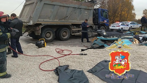 Ужасное ДТП в Подмосковье: Камаз похоронил под собой легковушку с людьми