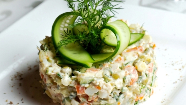 Добавьте это в воду при варке картошки для идеального салата «Оливье»