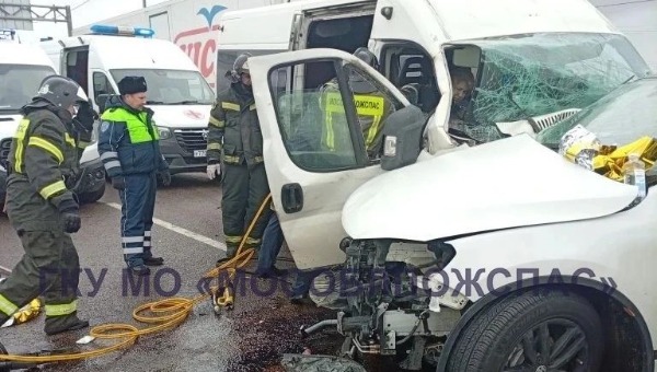 Авария между автобусом и сломавшейся легковушкой в Подмосковье: пятеро в больнице