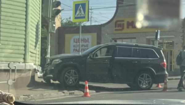 В Серпухове иномарка въехала в дом, где собирались революционеры
