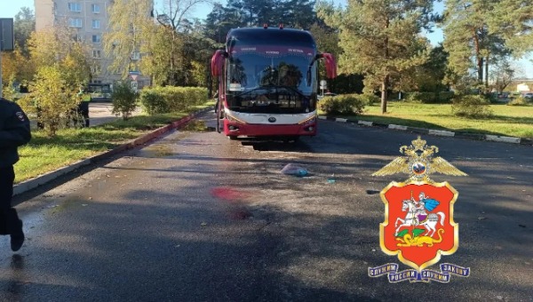 Заказной автобус насмерть сбил человека в Подмосковье