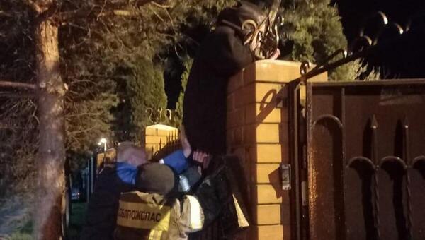 Мужчина в Подмосковье насадил себя на штырь собственного забора