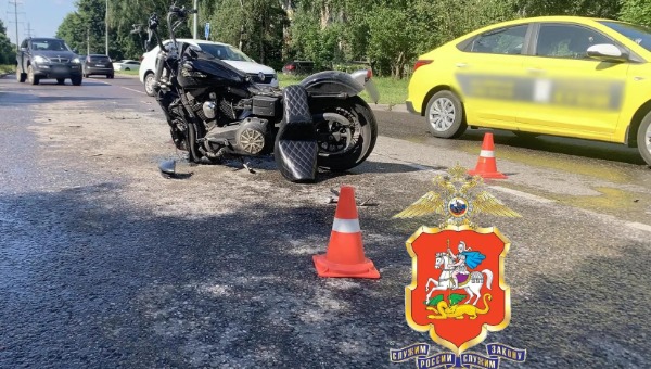 Такси и мотоцикл столкнулись в Подмосковье: один человек в больнице, один — мёртв