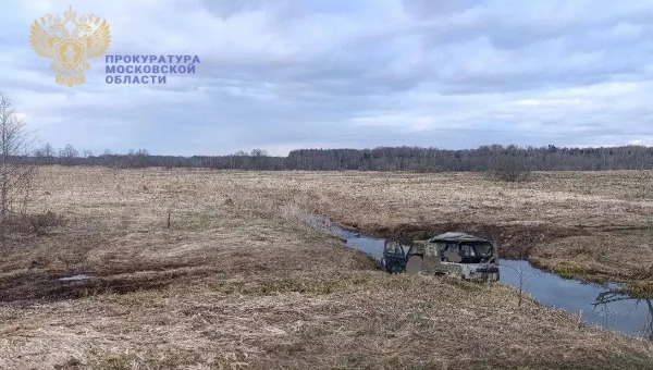 Три трупа обнаружили в брошенной машине в Подмосковье