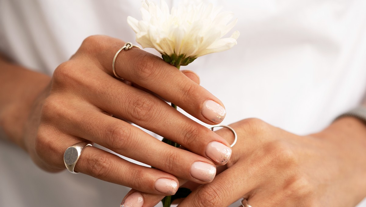 Забудьте про нюд: маникюр‑код 2026 — цвет, который работает на удачу