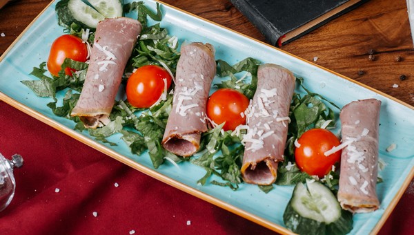 Новый рецепт ветчинных рулетиков на Новый год произведёт фурор 