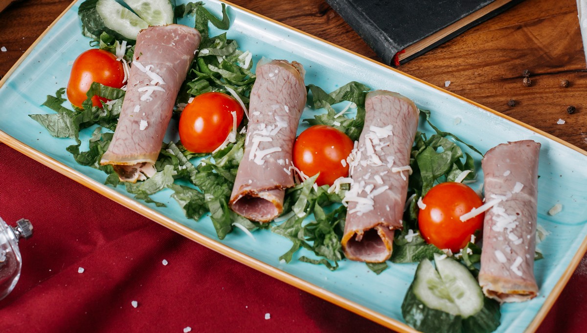 Новый рецепт ветчинных рулетиков на Новый год произведёт фурор 