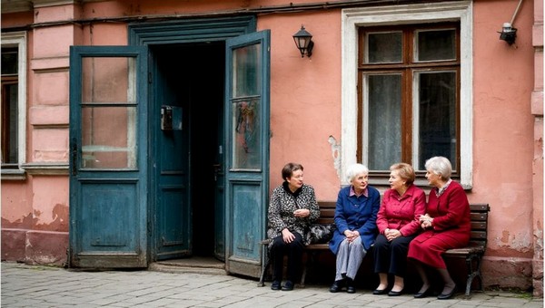 Возраст не спасёт: бабушки у подъезда могут наговорить на реальный срок