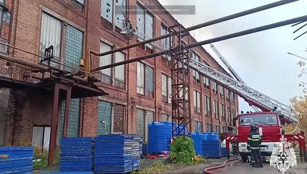 В Подмосковье тушат склад с алкоголем и сигаретами