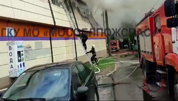 Супермаркет «Дикси» полыхает в Подмосковье