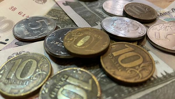 Почему россияне массово понесли накопившиеся монеты в банки и магазины
